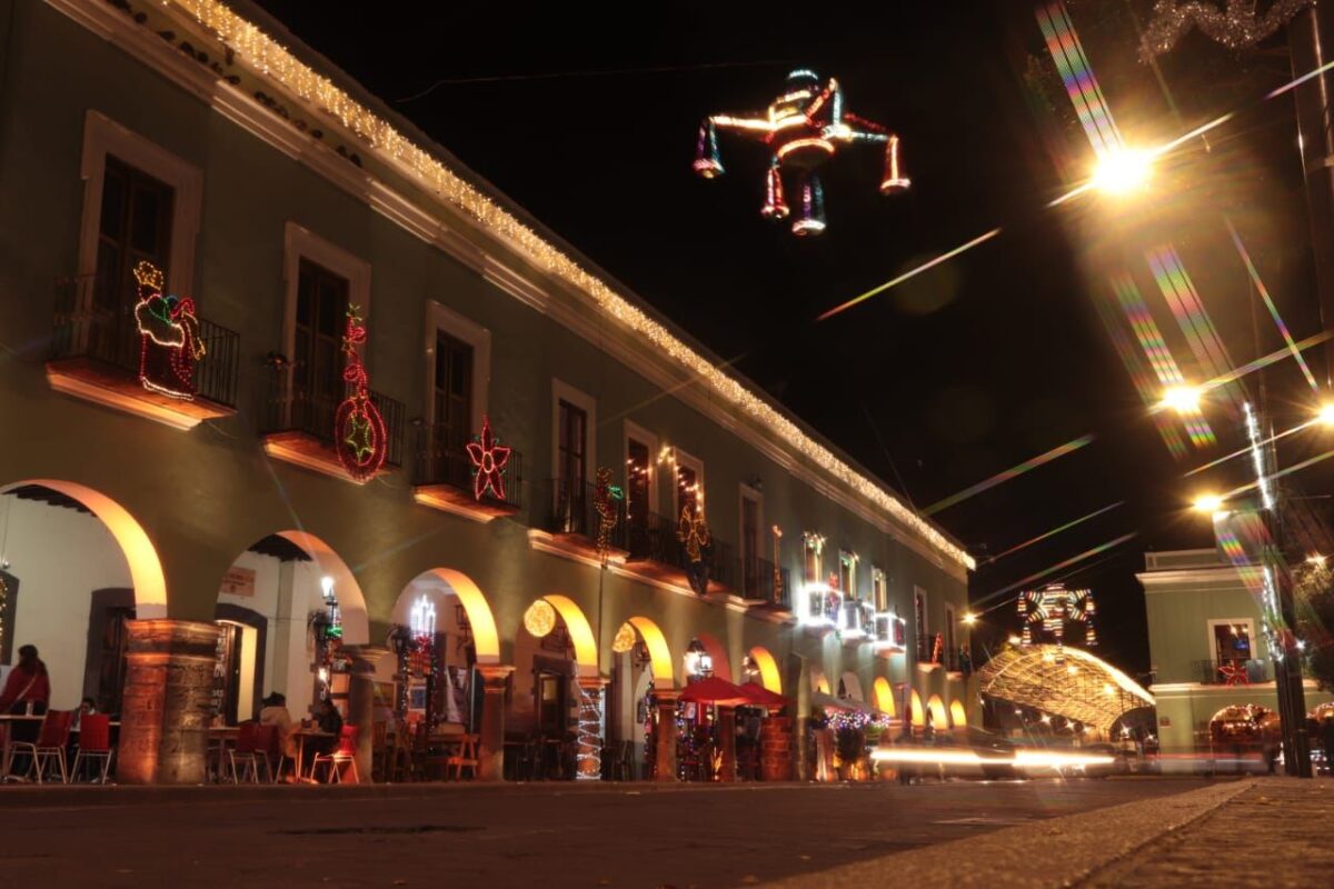 Los emblemáticos Portales del centro histórico de la capital de Tlaxcala, lucen de noche con nueva iluminación