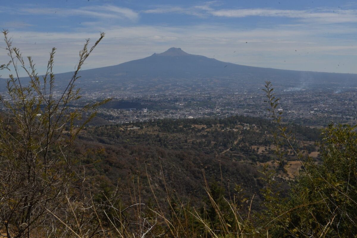 El volcán Popocatépetl visto desde Tlaxcala capital, registra este día una emisión constante de ceniza