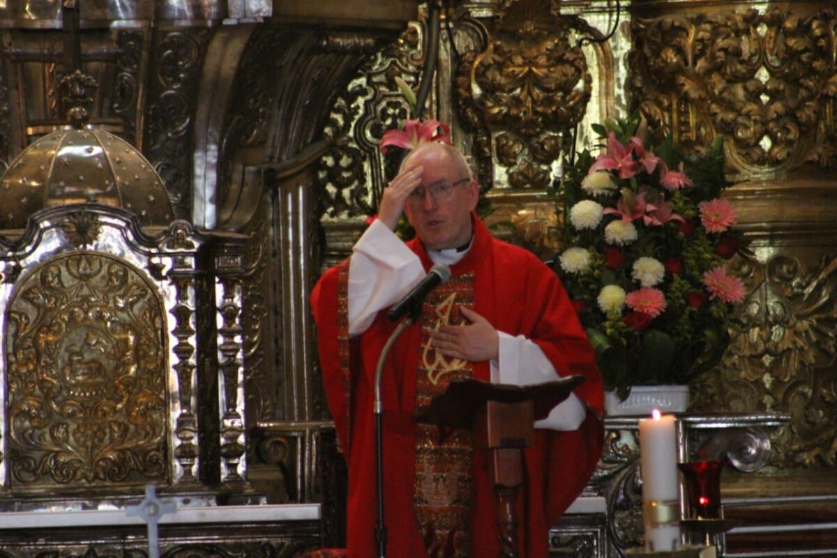 Feligreses católicos originarios de Polonia, asistieron esta tarde a misa en su idioma dentro de la basílica de nuestra señora de Ocotlan