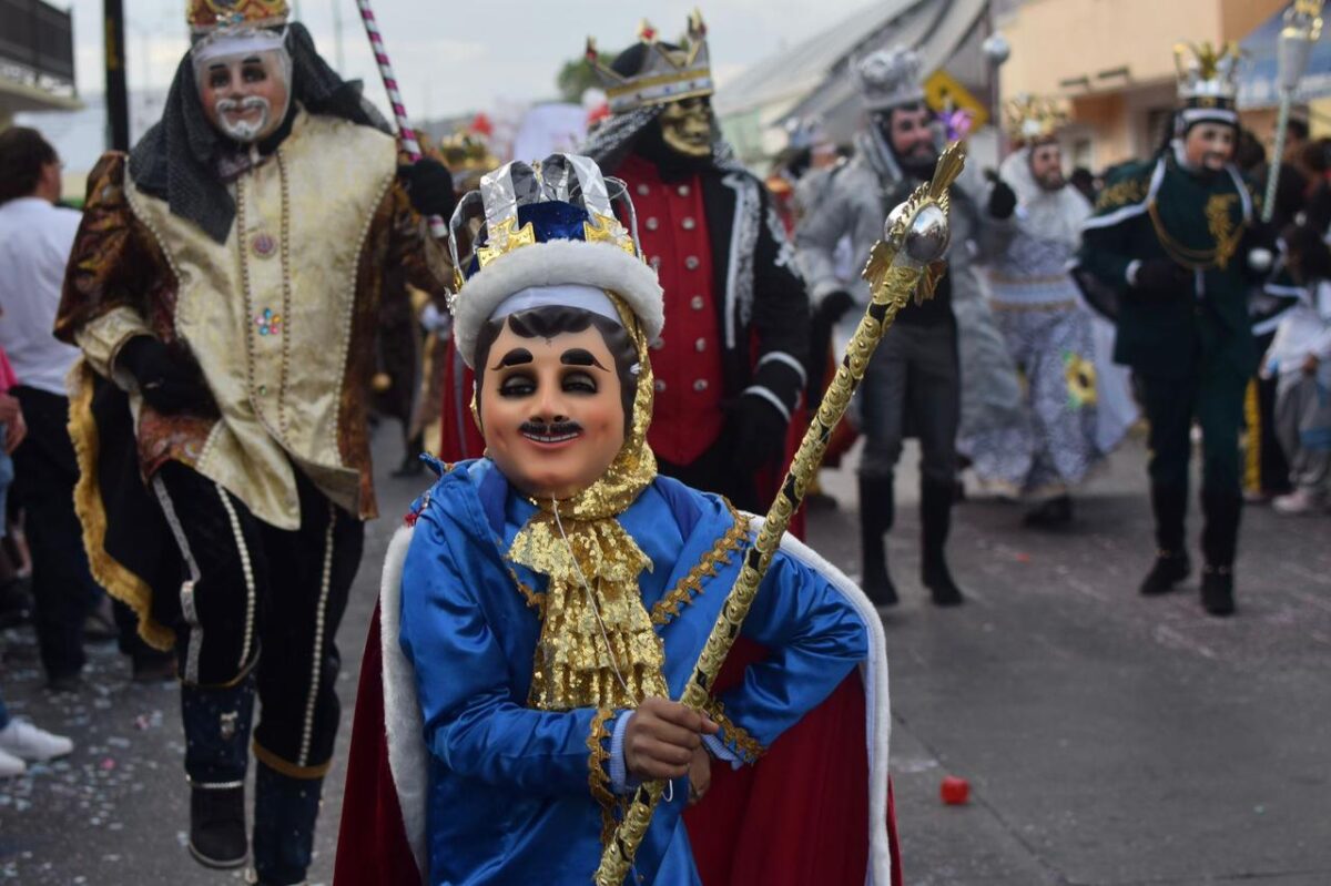 Por lo menos 25 camadas de carnaval participaron esta tarde en el desfile por las principales calles de Contla de Juan