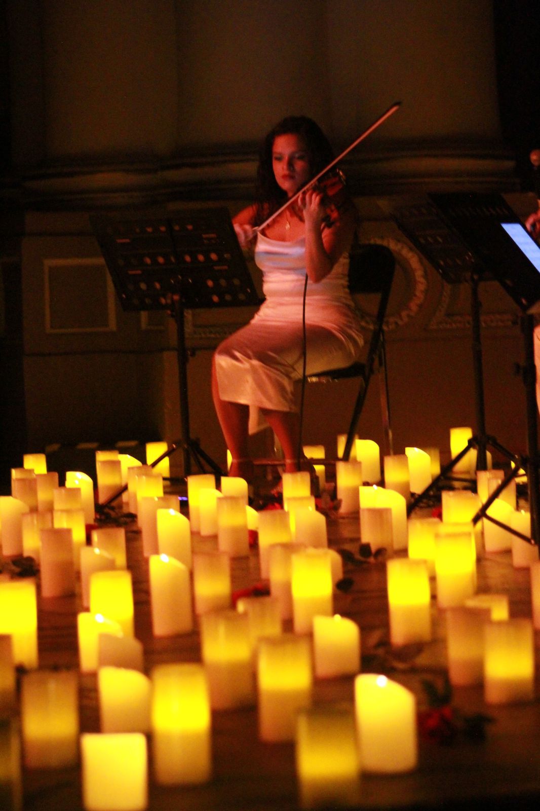 El Conjunto a 4 Cuerdas y Luz de la Velas, ofreció está noche un concierto en el teatro