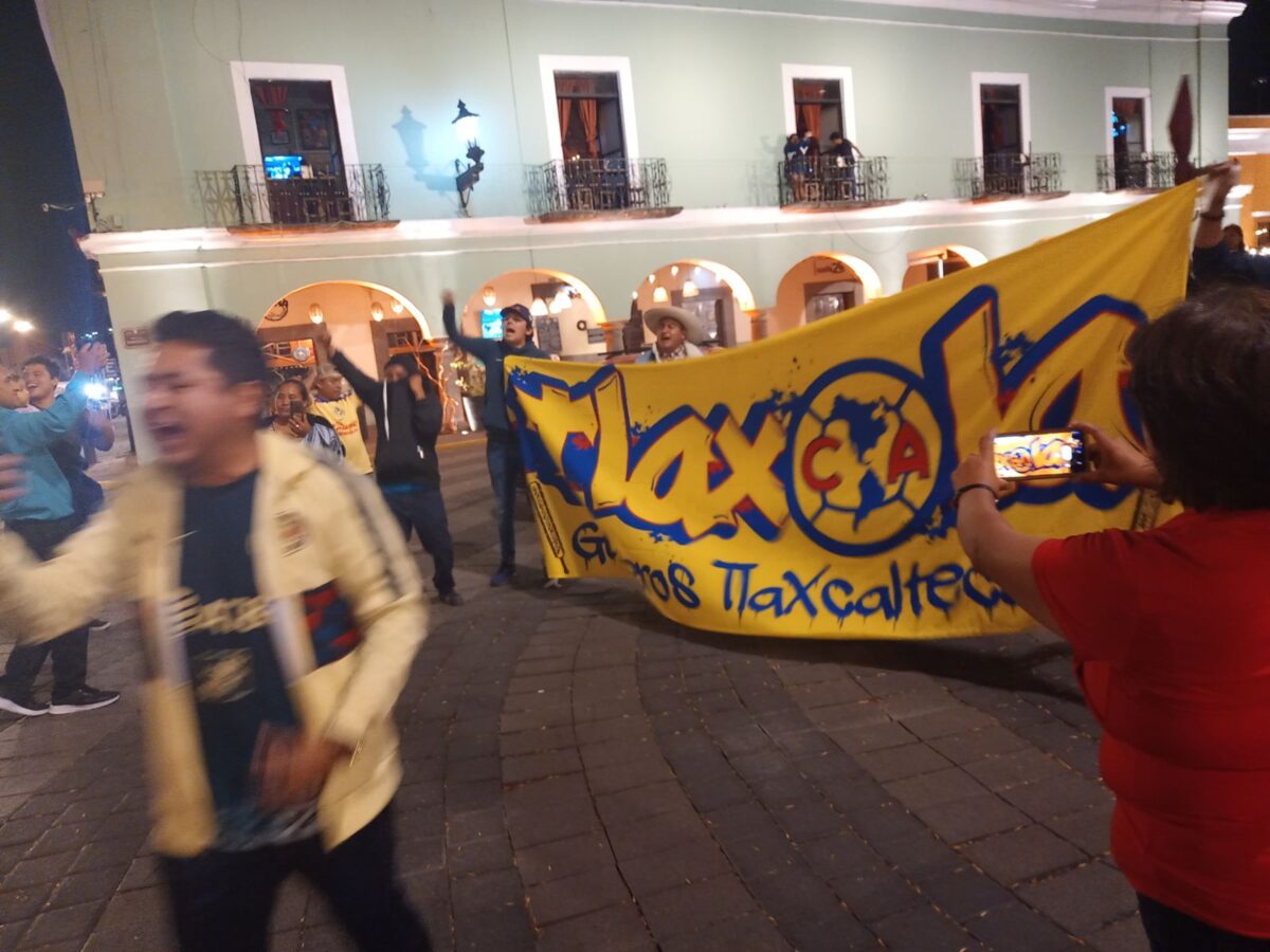 Seguidores del equipo de fútbol América FC, festejan esta noche en el centro histórico de Tlaxcala