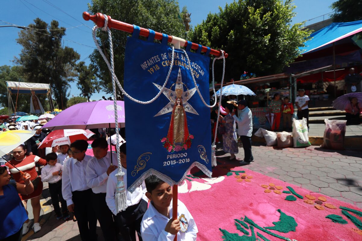 Feligreses colocan está mañana alfombras en la principales calles de Ocotlan