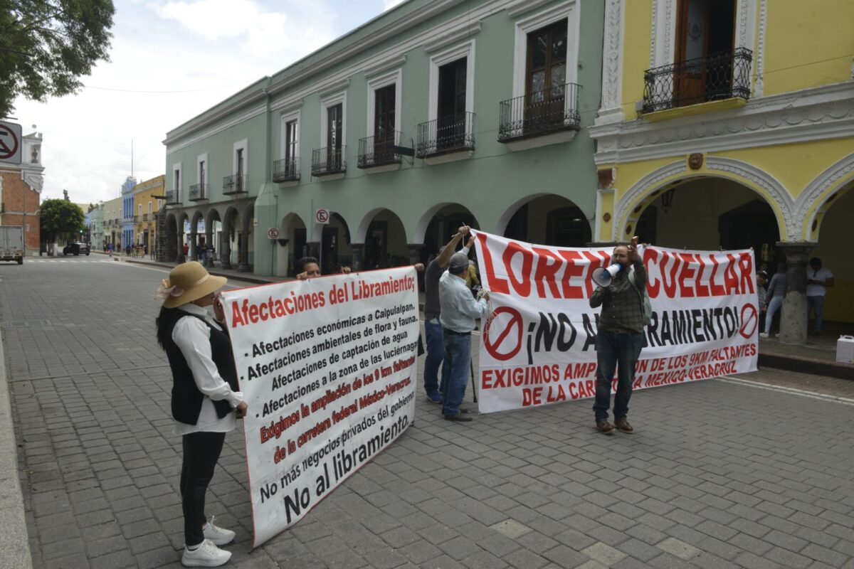 Vecinos y comerciantes inconformes con el proyecto del libramiento en el municipio de Calpulapan, bloquean