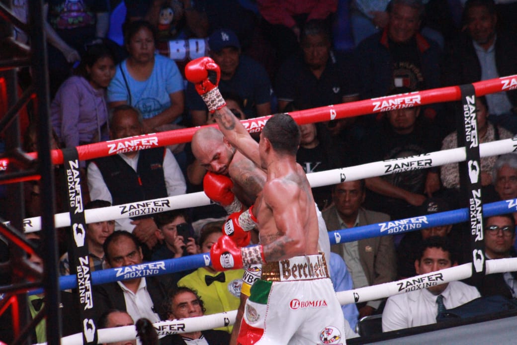 El “Alacrán” Berchelt y el filipino Elmo Traya fueron la pelea estelar