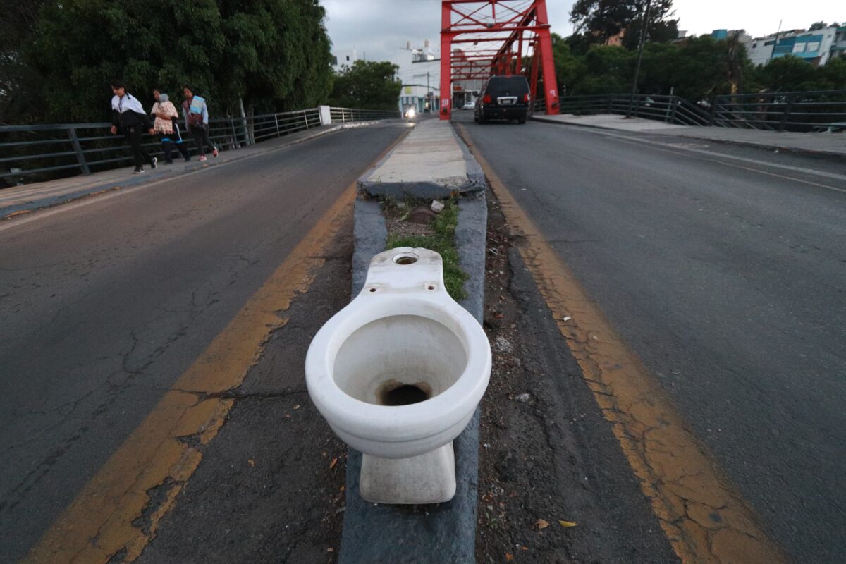 Un retrete abandonado en el puente rojo de Tlaxcala capital, sirvió como burla de los usuarios de redes sociales