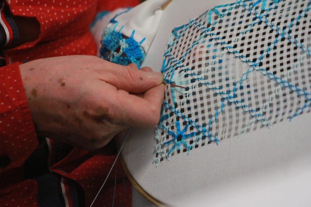 Artesano originario de Nativitas, Tlaxcala, se dedica a la creación de bordados en manteles, servilletas y camisas