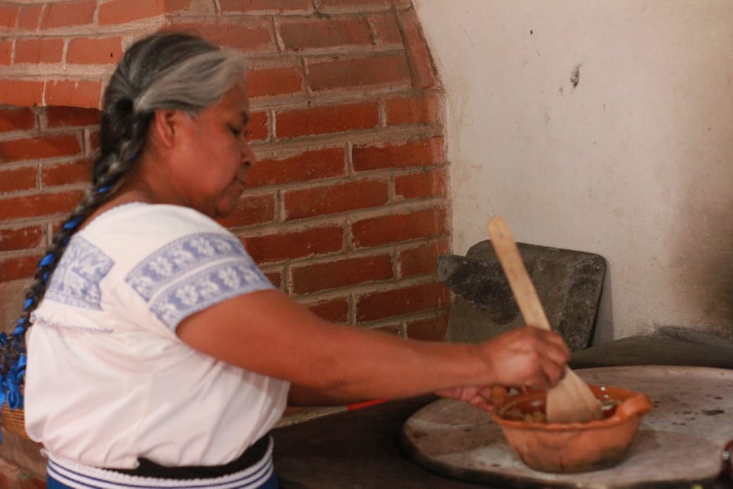 Mantiene viva la tradición de preparar recetas típicas de San Luis Teolocholco, utilizando para ello, hongos silvestres