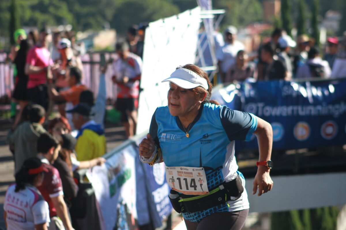 Unos 200 corredores participaron esta mañana en la carrera Tower Running Tlaxcala, en su 9ª edición.