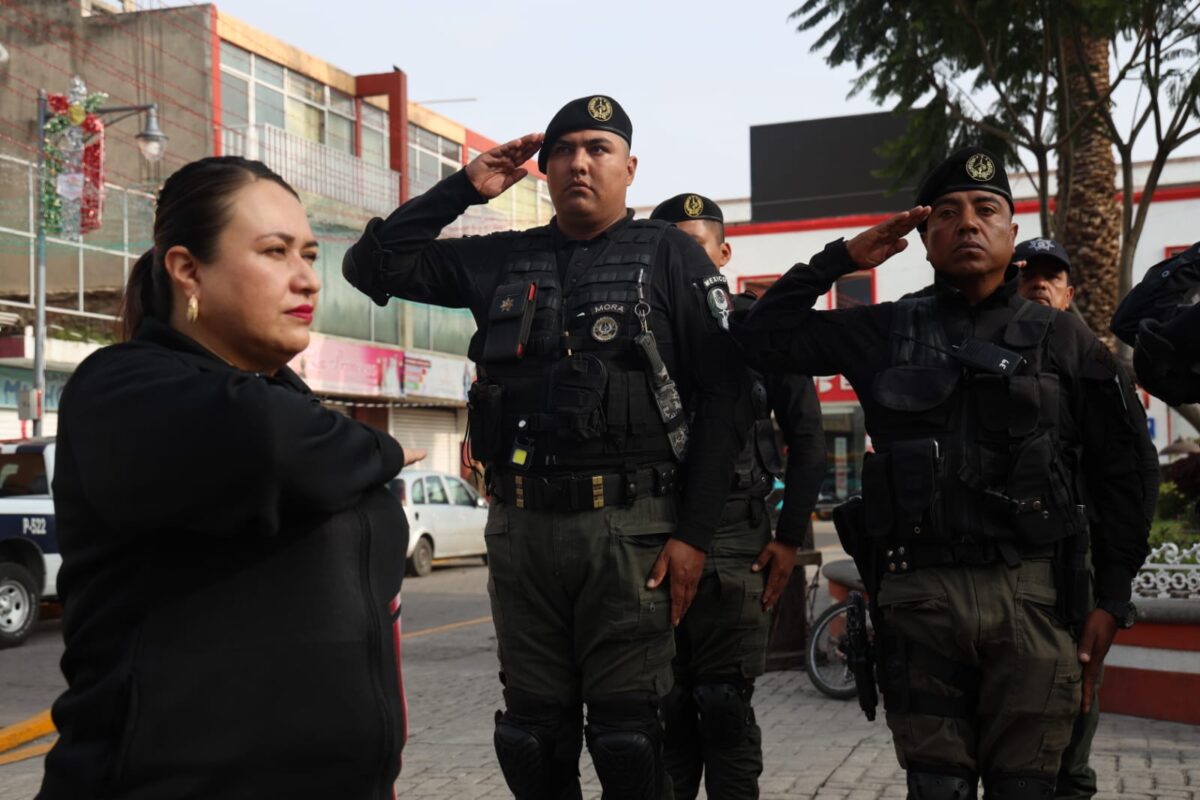 Blanca Angulo, presidenta municipal constitucional de Chiautempan y personal que integra el ayuntamiento de Chiautempan, Tlaxcala, realizaron está mañana el izamiento de la bandera