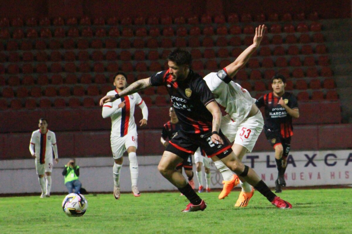 El club de fútbol, Coyotes Tlaxcala FC , con su portero expulsado, cayó esta noche 3-2, frente al equipo Chivas Tapatío