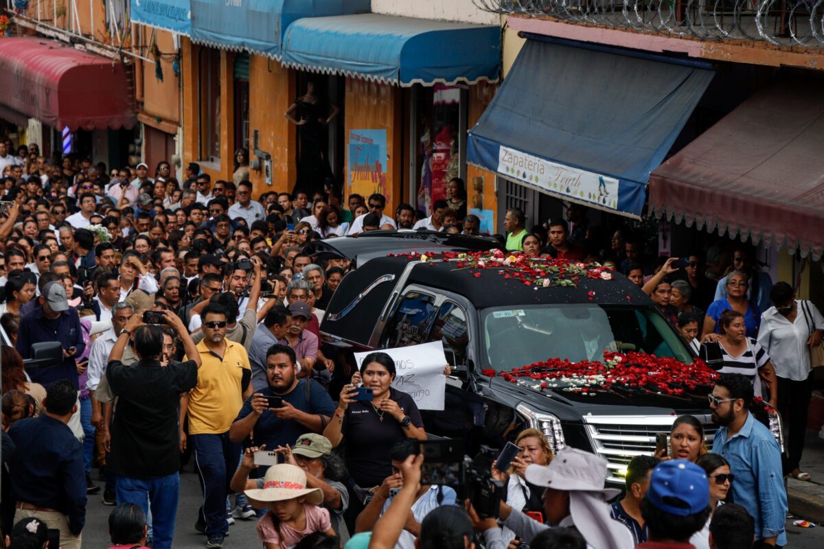 Amigos, familiares y simpatizantes, despiden la tarde de hoy con gritos de justicia y aplausos, al alcalde de Chilpancingo, Alejandro Arcos