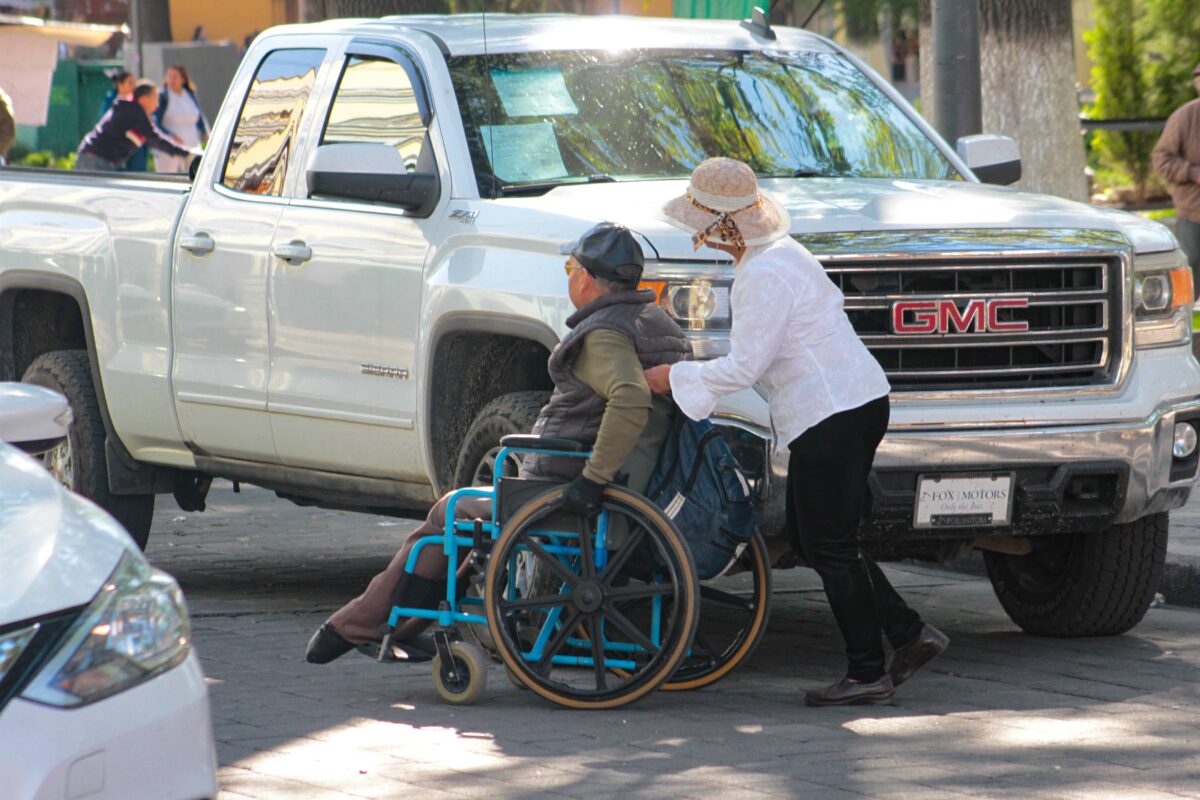 Un adulto mayor con discapacidad, rodea está tarde la plaza de la Constitución