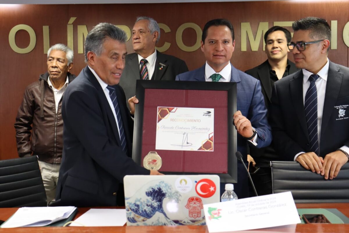 El empresario deportivo tlaxcalteca Luis Antonio Herrera, asistió como invitado especial al cambio del Presidente de la Federación Mexicana de Boxeo