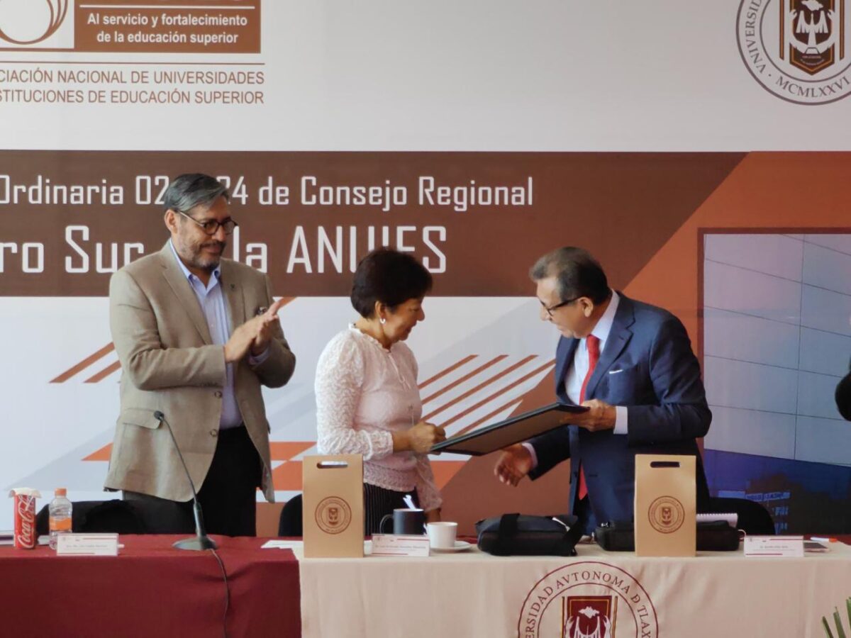 Rector de la UATx recibe reconocimiento por su liderazgo en la Región Centro-Sur de ANUIES