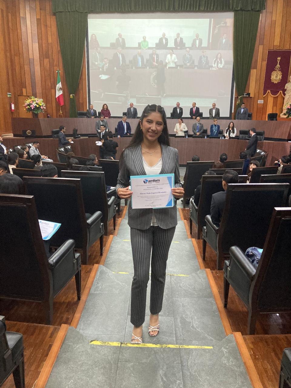 Estudiante de la UATx recibe reconocimiento por ubicarse entre los mejores cien promedios de Medicina en el país