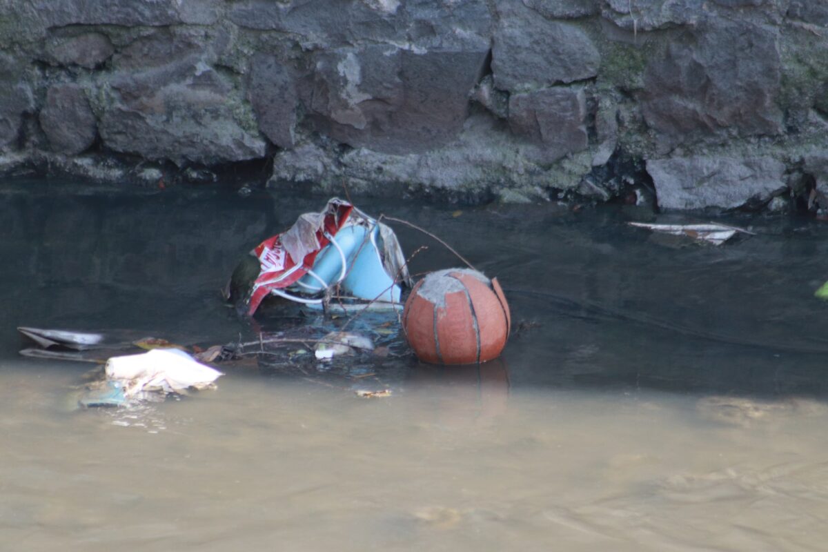 Botellas de plástico, objetos de unicel, bolsas y verdura se pueden observar está tarde en el rio Zahuapan