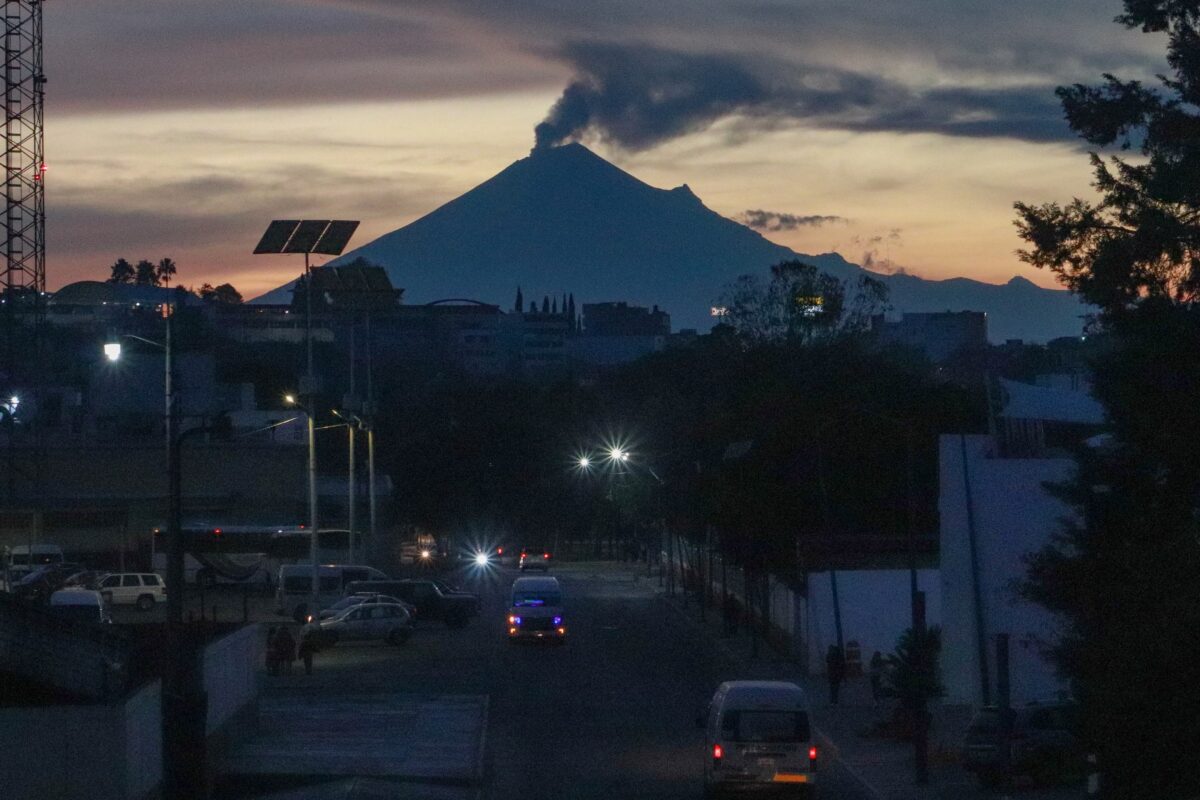 Bajo el atardecer de este domingo de otoño, se puede apreciar la silueta del volcán Popocatépetl