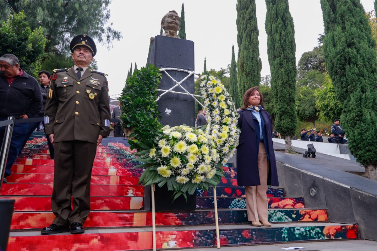 Lorena Cuéllar Cisneros, gobernadora del estado de Tlaxcala y Luis Antonio Ramírez, secretario de gobierno, encabezaron esta mañana la conmemoración del CXIV aniversario de la Revolución