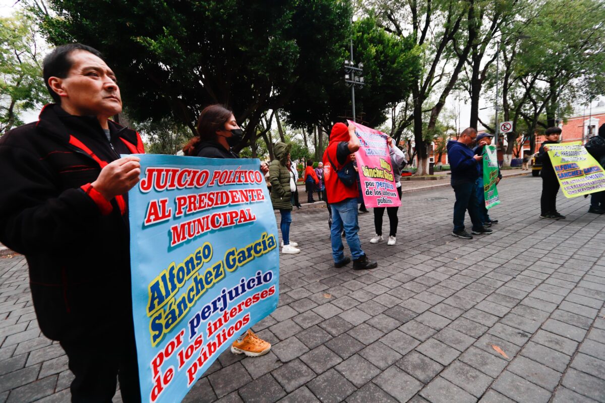 Integrantes de la Unión de Locatarios del Mercado Municipal de Tlaxcala, se manifestaron está tarde frente al Ayuntamiento capitalino