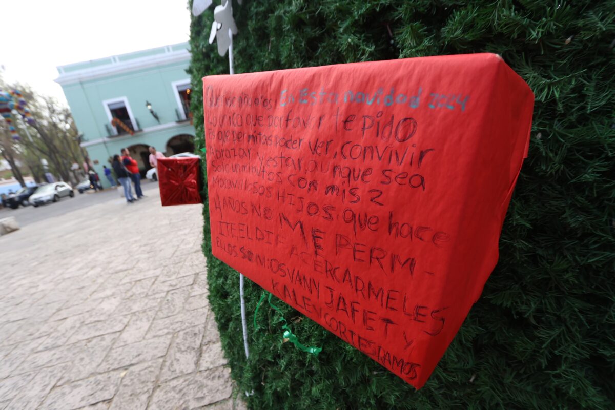 En un “regalo” que adorna el árbol de navidad, instalado por el ayuntamiento de Tlaxcala