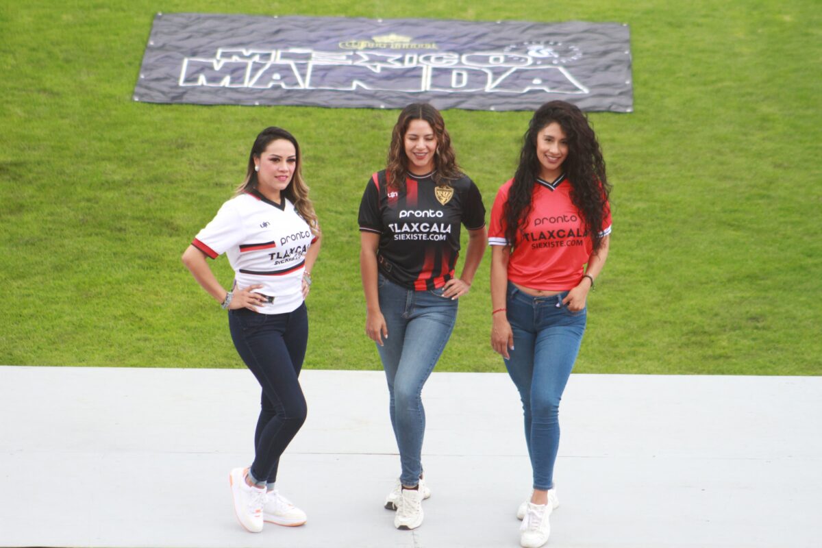 El Club Coyotes Tlaxcala FC. presentó esta tarde en el estadio Tlahuicole de Tlaxcala capital, a los integrantes del equipo